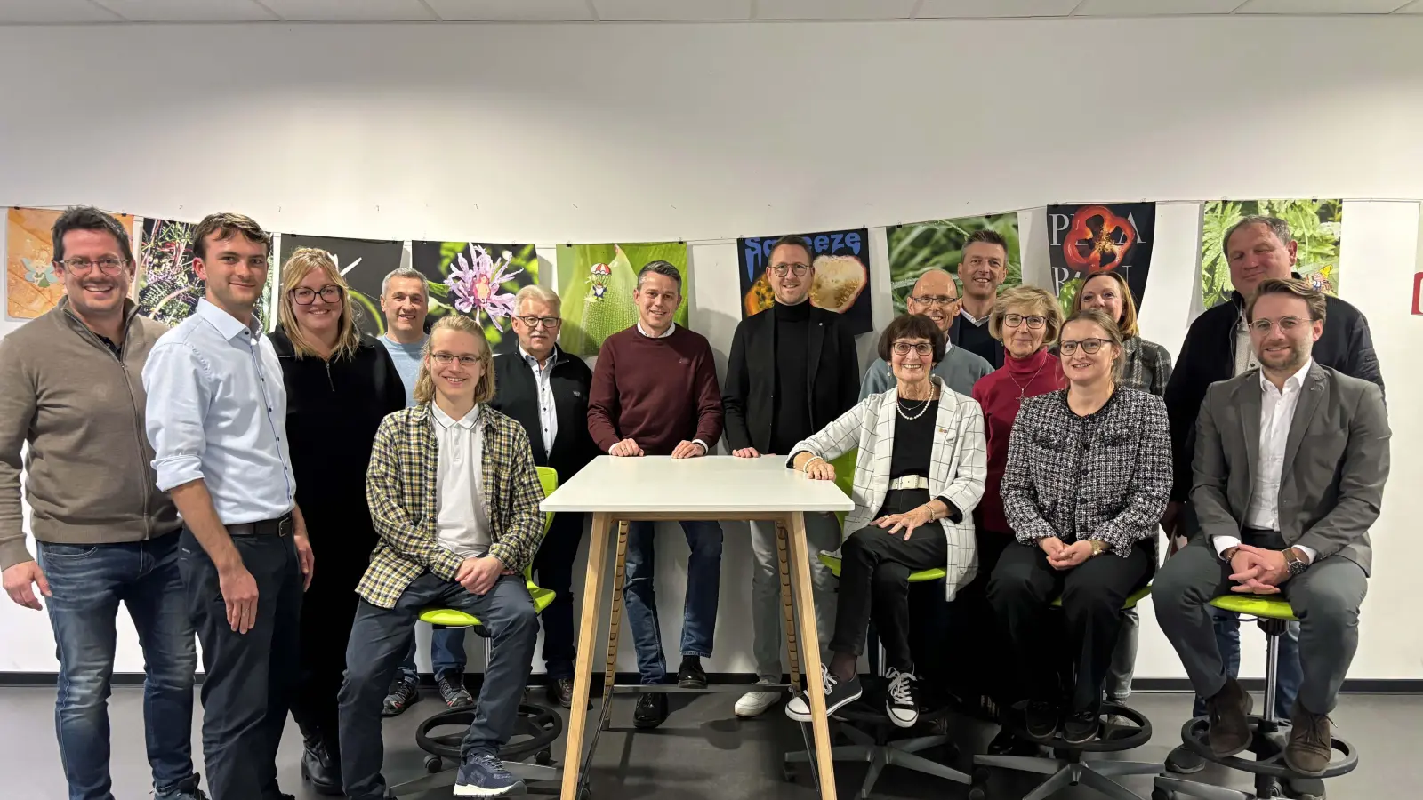 Neues Gesicht an der Spitze: Hildegard Ziegler (1. Reihe, 2. v. r.) führt künftig den Förderverein der FOS/BOS Weiden. (Bild: Silke Winkler)