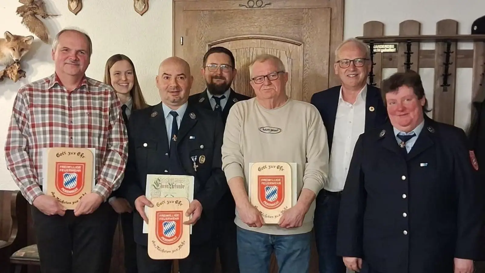 Ehrung für langjährige Mitgliedschaft: Auszeichnungen für 40, 50 und 80 Jahre bei der Feuerwehr Pickenricht. (Bild: Christian Gebhard)