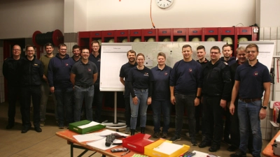 Die Teilnehmer am Grundlehrgang Führungshelfer aus den Feuerwehren Schnaittenbach, Kemnath a. B., Holzhammer und Neuersdorf mit v. l. Kreisbrandrat Christof Strobl, Niklas Obermeier, Sebastian Kindzorra, Christian Auer, Michael Demleitner, Horst Kellner, Johannes Plößl, Klaus Uschald, Teresa Plößl, Anja Meyerhofer, Lucas Reindl, Julian Sehr, Michael Werner, Martin Röbl, Stefan Reindl und Michael Hottner (auf dem Bild fehlen Thomas Hackenberg und Emil Weigert).  (Bild: Ulrich Reindl)