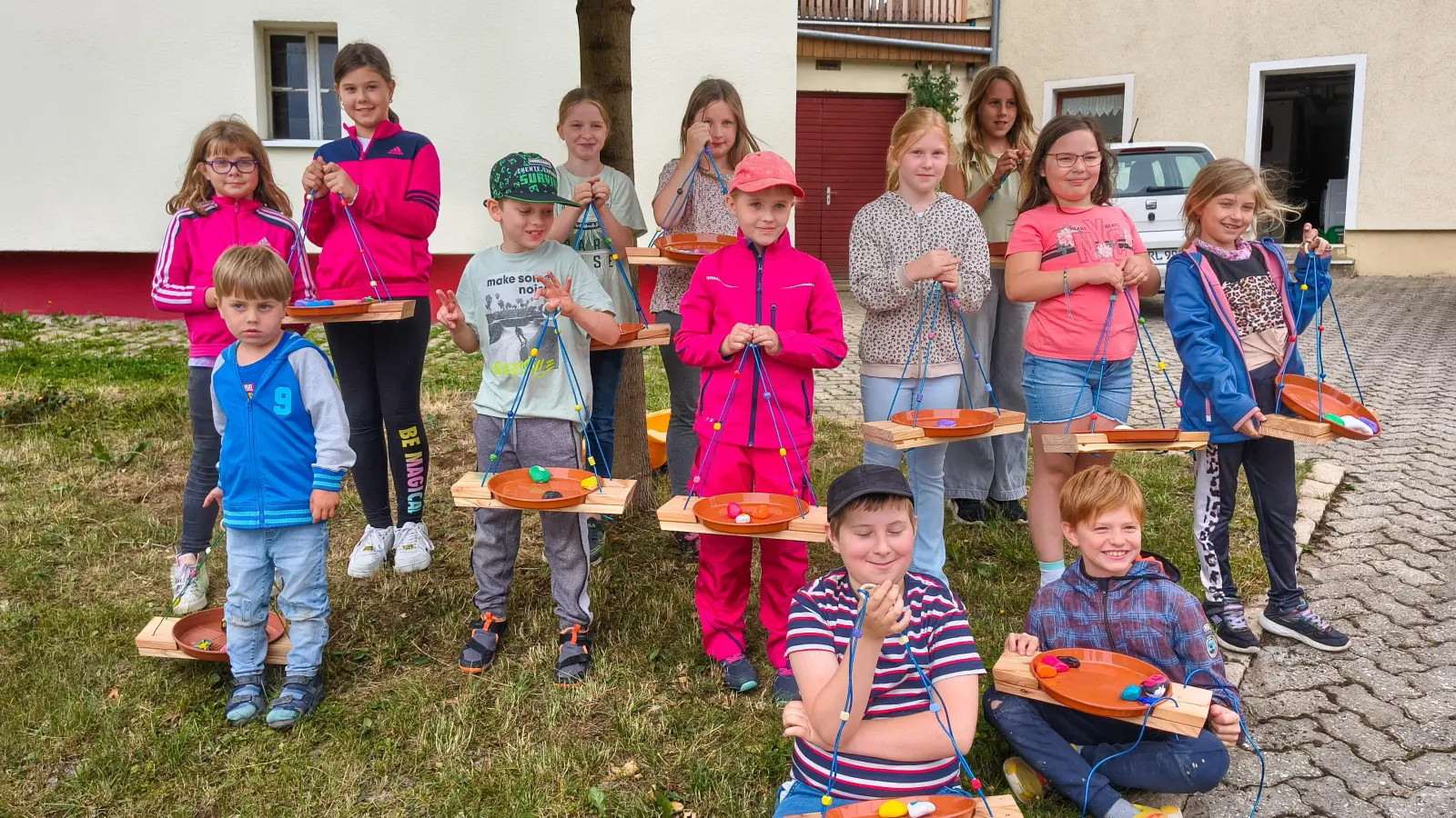 LBV Kinder sind stolz auf ihre selbstgebauten Vogeltränken (Bild: Ernst Luber)