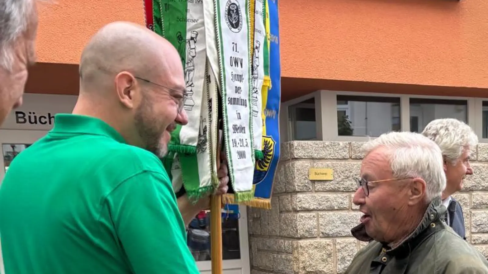 Wimpelübergabe an den stv. Hauptvorsitzenden Michael Koller. (Bild: Hermann Völkl)