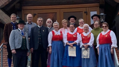 Von links: Markus Held, Gauvorplattler Maximilian Wichmann, Harald Schindler, Ehrenmitglied Richard Rupprecht, Herbert Bachhuber, Cornelia Herrmann, Gabi Ott, Johannes Trenz, Katrin Himmelhuber, Kerstin Meisel, Hildegard Götz, Andreas Götz, Heidi Kirzdörfer und Ilse Diertl. (Bild: Leonie Friedl)