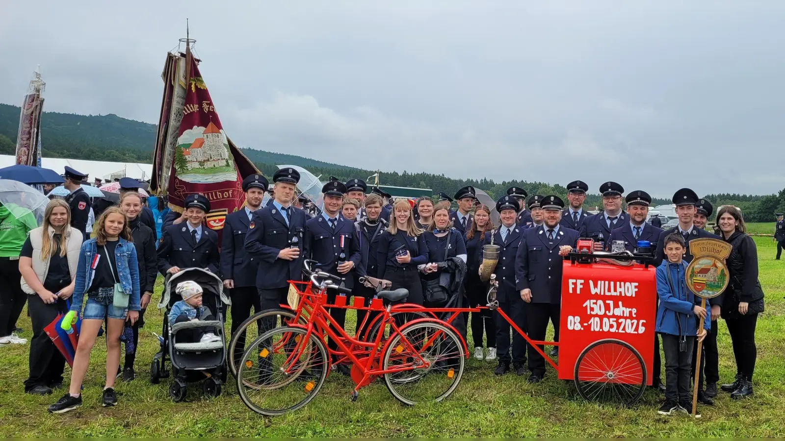 Das Gruppenbild zum Festzug der Feuerwehr Willhof. (Bild: Jürgen Schwarz)