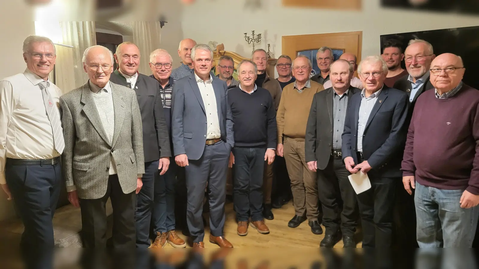 Vorstandschaft und Ehrengäste des MGV Flossenbürg. (Bild: Martin Langraf)