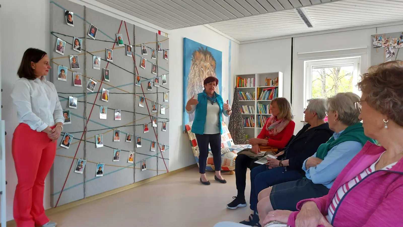 Leitende Koordinatorin Johanna Lakomski (links) und Hospizbegleiterin Anna Bolz erklären den KLB – Besuchern die ambulante Hospizarbeit des Malteser Hilfsdiensts. (Bild: Maria Pleyer)