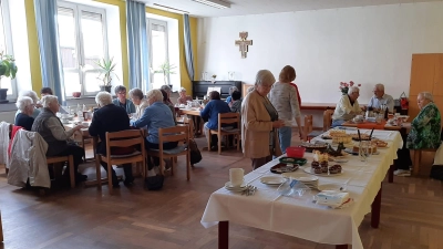 Die Anwesenden freuten sich über das ansehnliche Kuchenbuffet. (Bild: Paul Schulze)