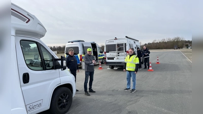 EPHK Georg Ziegler, Leiter der VPI Weiden, Vors. Klaus Müller und Cornelius Peter von der Ortsverkehrswacht (von links nach rechts) sowie die beiden Beamten der Schwerverkehrskontrollgruppe PHK Markus Feistel und PHK Christian Hagn (im Hintergrund) freuen sich über den regen Zuspruch der Aktion. (Bild: Josef Argauer)