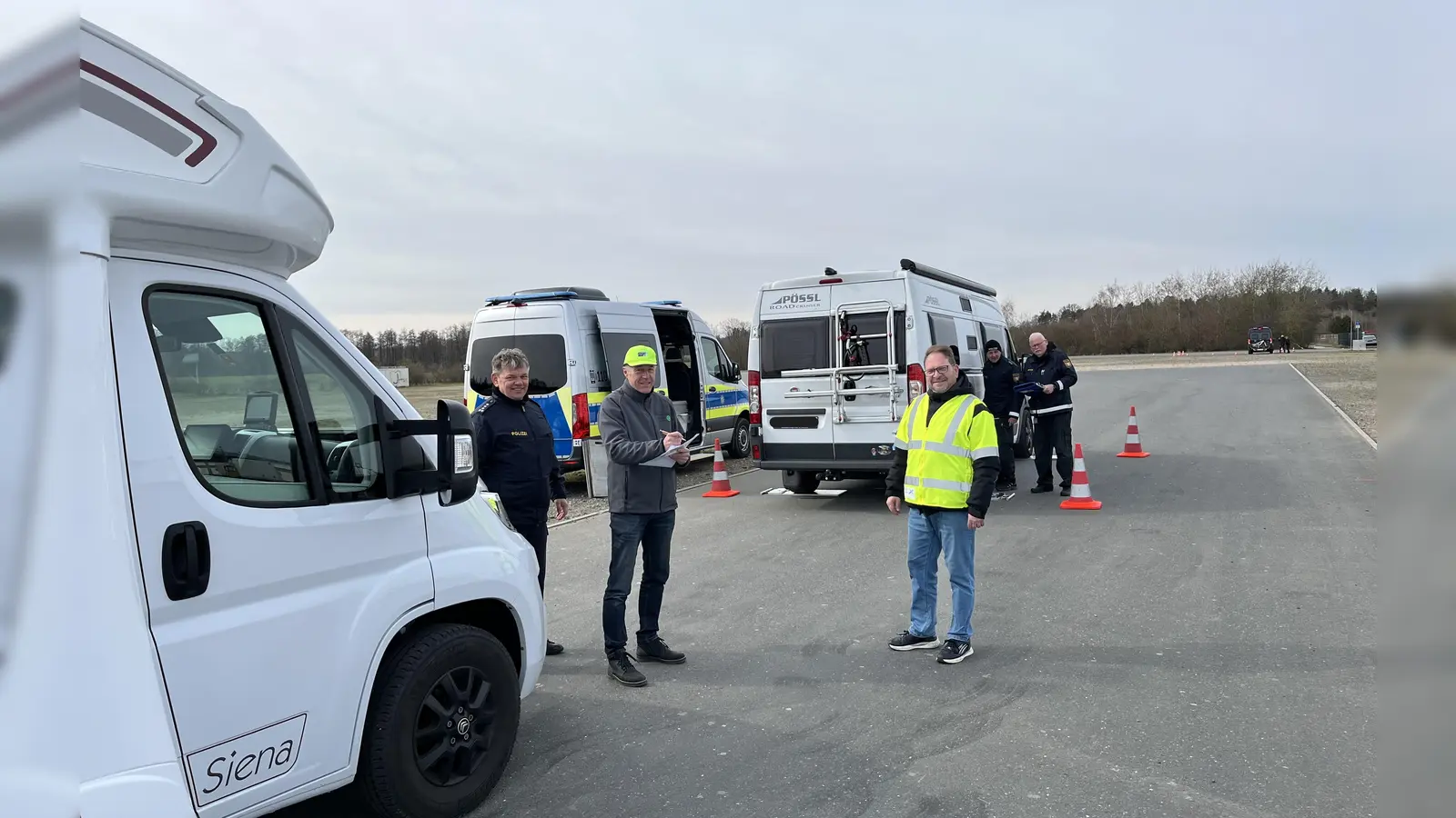 EPHK Georg Ziegler, Leiter der VPI Weiden, Vors. Klaus Müller und Cornelius Peter von der Ortsverkehrswacht (von links nach rechts) sowie die beiden Beamten der Schwerverkehrskontrollgruppe PHK Markus Feistel und PHK Christian Hagn (im Hintergrund) freuen sich über den regen Zuspruch der Aktion. (Bild: Josef Argauer)