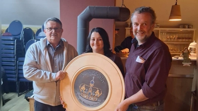 Spender der Königsscheibe v. li. nach re. Wolf Martin, Wolf Franziska und 1. Schützenmeister Kraus Ludwig  (Bild: Angelika Stahl)