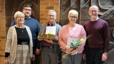 Gudrun u Dominik Sirtl, Vorsitzende, Ehepaar Peter u Birgit Heinrich 25 Jahre Mitgliedschaft und Präses Dr. Thomas Vogl. (Bild: Gudrun Sirtl)