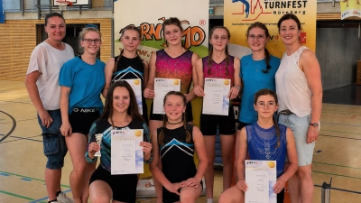 Die gesamte Turntruppe der Damen mit ihren Trainerinnen rechts außen Beate Kellner und links außen Tina Nentwig (Bild: Peter Deml)