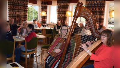 Zwei Profis wenn es um Musik geht: Heidi Wohlfahrt (rechts) mit dem Instrument der Engel und Götter und Christina Simon mit dem Schifferklavier. Eine Adventfeier mit vielen musikalischen Höhepunkten. (Bild: Elfriede Winter )