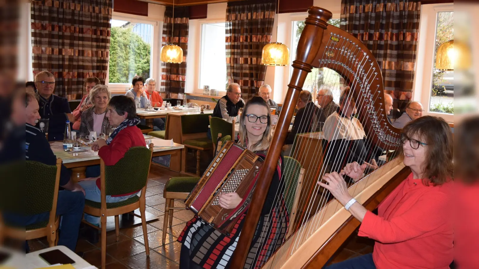 Zwei Profis wenn es um Musik geht: Heidi Wohlfahrt (rechts) mit dem Instrument der Engel und Götter und Christina Simon mit dem Schifferklavier. Eine Adventfeier mit vielen musikalischen Höhepunkten. (Bild: Elfriede Winter )
