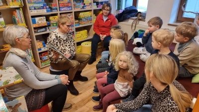 Lesepatin Monika Breunig beim Vorlesen. (Bild: Georg Dürr)