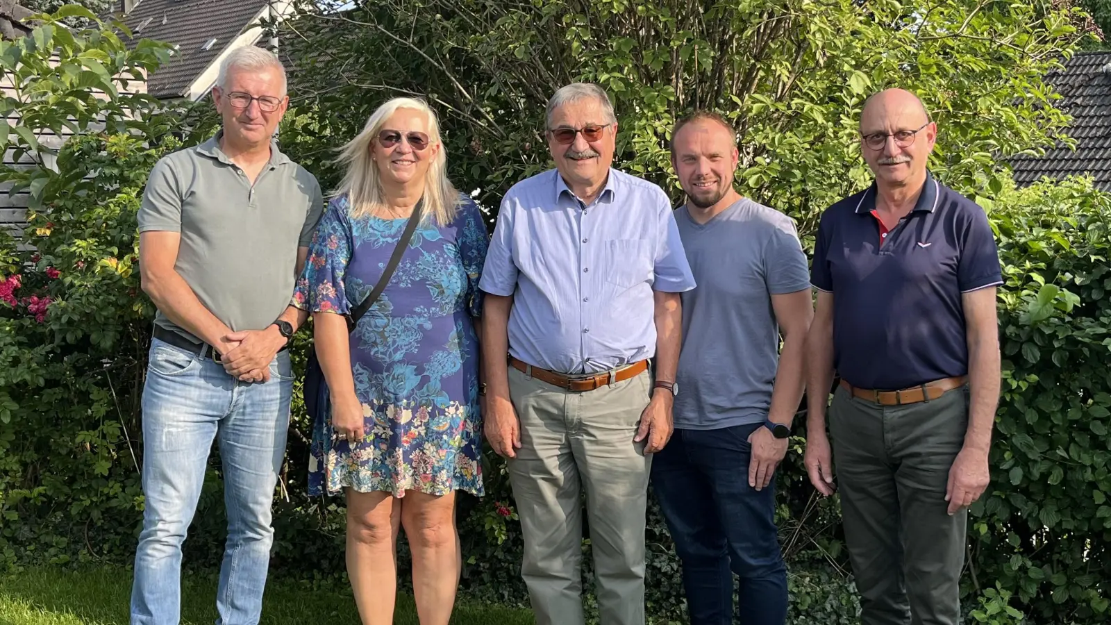 Seit fast 60 Jahren ist Heinz Taubmann (Mitte) Mitglied der FDP. An seinem 80. Geburtstag erhielt er auch Glückwünsche von den FDP/FWS-Parteifreunden (von links) Alfred Pilhöfer, Sabine Neidl, Christian Weiß und Martin Pöllath. (Bild: Monika Taubmann)