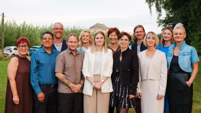 Absolventinnen und Absolventen zur Pädagogischen Fachkraft für Grundschulkindbetreuung mit Studiendirektor und stellvertretendem Schulleiter Tobias Krafczyk (links 2. Reihe) und Studiendirektorin Elke Kusche (links, 1. Reihe) und weiteren Ehrengästen.  (Bild: Max Korndoerfer)