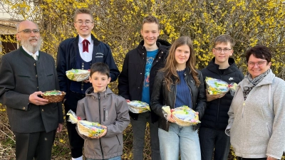Pfarrer Josef Dotzler (links) und Kirchenpflegerin Renate Pusch (rechts) mit den Unterauerbacher Ministranten nach der erfolgreichen Osternestsuche im Pfarrgarten. (Bild: Franz Grabinger)