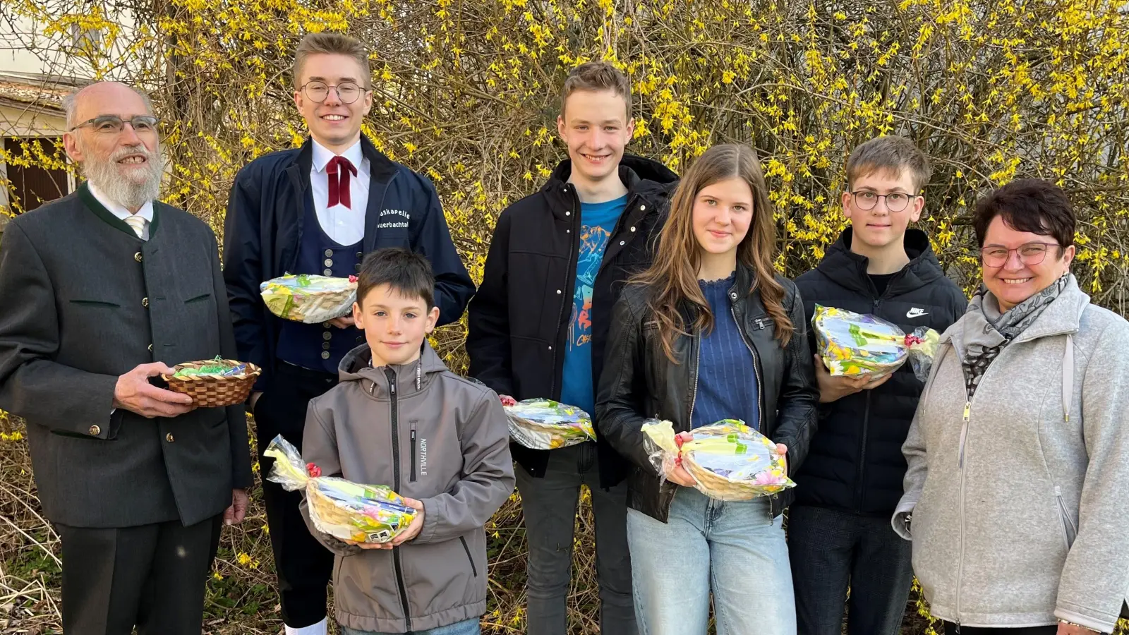 Pfarrer Josef Dotzler (links) und Kirchenpflegerin Renate Pusch (rechts) mit den Unterauerbacher Ministranten nach der erfolgreichen Osternestsuche im Pfarrgarten. (Bild: Franz Grabinger)