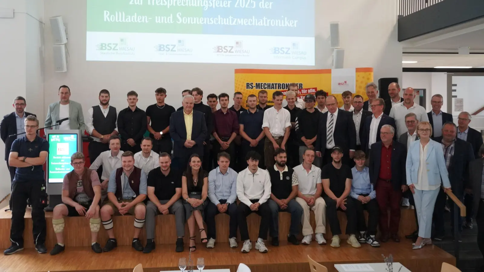 Absolventen des Jahrgangs 2025 im Bereich Rollladen- und Sonnenschutzmechatroniker (Bild: Thomas Diertl)