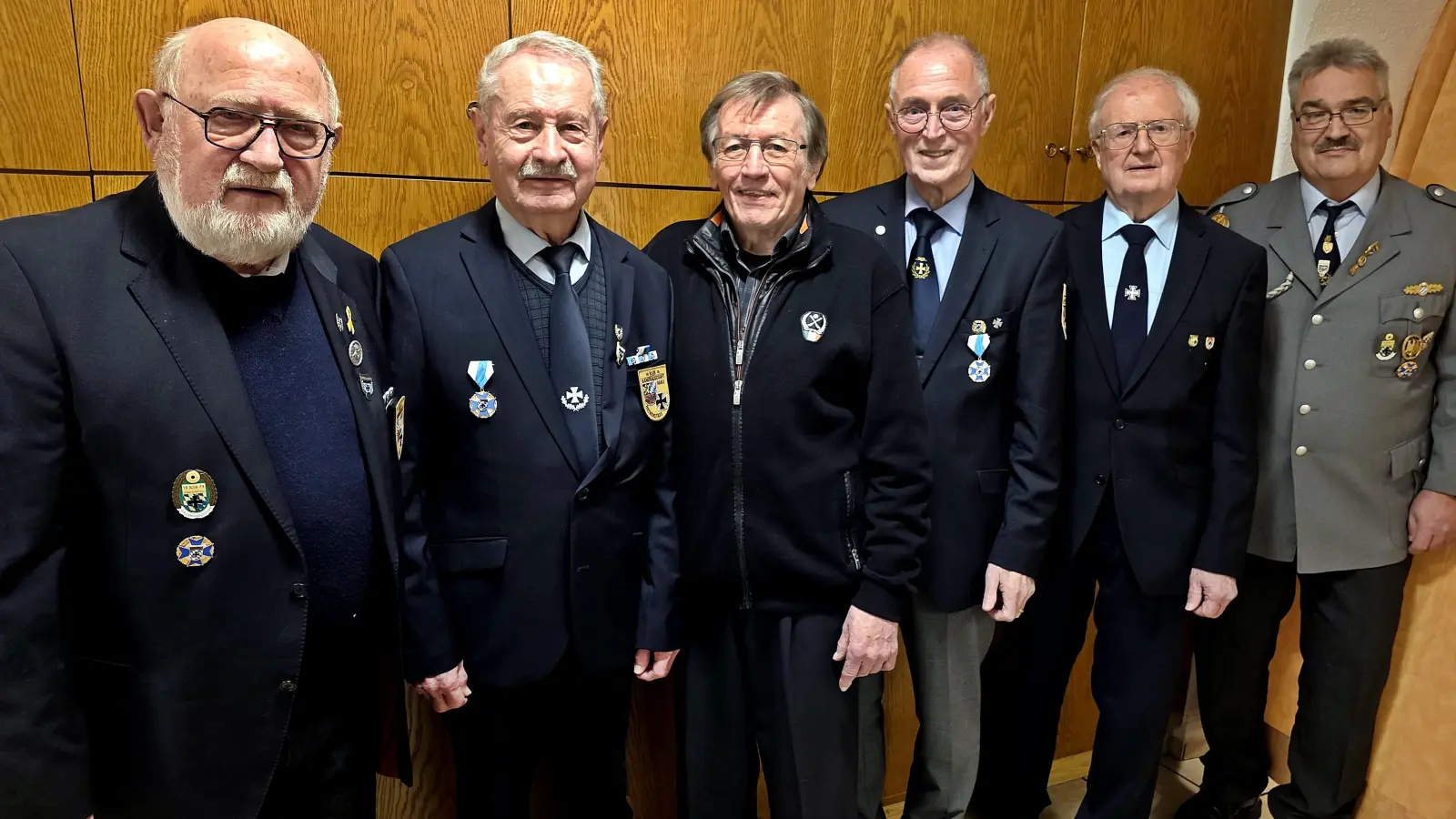 Die kommissarische Vorstandschaft schlug die Auflösung der Kameradschaft 1883 Rothenstadt vor. Im Bild von links: Hans-Jürgen Sperling, Lorenz Kiener, Hans Deisel, Peter Ertl, Hans Baierl und Karl-Heinz Klein jun. (Bild: Franziska Ertl)