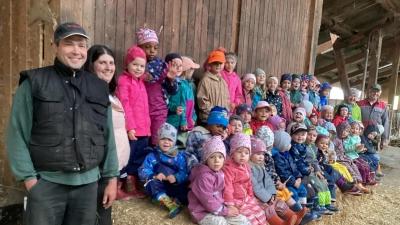 Alle Steinwaldzwerge mit Bauer und der Bäuerin auf dem Strohballen. (Bild: Tania Schraml)