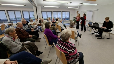 Besuch der Berufsfachschule für Musik beim Seniorentreff „Am Hofgarten”. (Bild: Regina Pilhofer )