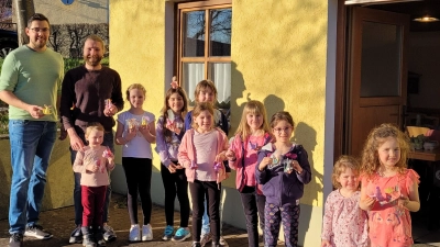 Kinder bei der Osterbastelaktion mit Jugendleiter Thomas Meserth (Bild: Karl Ruhland)