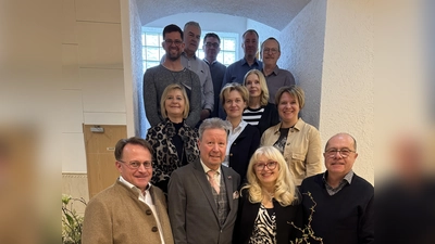 VOrne von links: Pfarrer Alexander Hösl, Ehepaar Manfred Obendorfer und Gisela Lang, Kirchenpfleger Werner Hanauer, dahinter die Mitglieder der Kirchenverwaltung, der Pfarrgemeinderatssprecher Dr. Manfred Bauer und die Hauptamtlichen Mitarbeiter der Gemeinde. (Bild: Werner Hanauer)