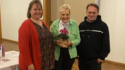 Christine Stangl (Mitte) wurde für 10jährige Mitgliedschaft geehrt. Mit dabei Sonja Schmid-Herdegen und Dekan Alexander Hösl. Nicht mit auf dem Bild Monika Haberl, Bettina Winter und Birgitt Eckl. (Bild: Josef Glas)