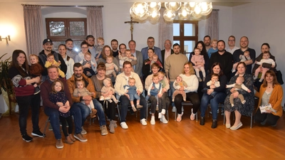 Im Rathaus in Schmidmühlen überreichten Bürgermeister Peter Braun (hi. Mitte) zusammen mit seinen Stellvertretern Mathias Huger (links von ihm) und Martin Bauer (rechts von ihm) je 100 Euro an die Neugeborenen des Jahres 2024.  (Bild: Paul Böhm)