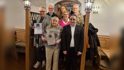 Beim Ehrenabend des Gesangvereins 1860 konnten drei Mitglieder für 25-jährige Mitgliedschaft geehrt werden. 1. Reihe von links: Vorsitzende Renée Ehringer-Hoffmann, Sängergruppe-Geschäftsführer Christian Fink, 2. Reihe: Christian Feja, Petra Schneider, 3. Reihe: Ehrenvorsitzender Günter Übelacker, Dirigentin Jana Müller, Schriftführerin Brigitte Schwarz. (Bild: Dieter Hoffmann)