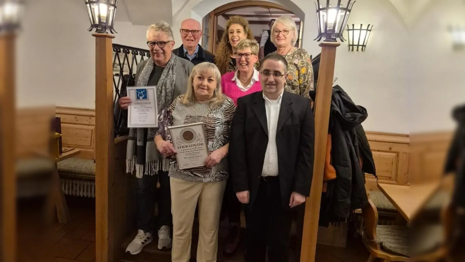 Beim Ehrenabend des Gesangvereins 1860 konnten drei Mitglieder für 25-jährige Mitgliedschaft geehrt werden. 1. Reihe von links: Vorsitzende Renée Ehringer-Hoffmann, Sängergruppe-Geschäftsführer Christian Fink, 2. Reihe: Christian Feja, Petra Schneider, 3. Reihe: Ehrenvorsitzender Günter Übelacker, Dirigentin Jana Müller, Schriftführerin Brigitte Schwarz. (Bild: Dieter Hoffmann)