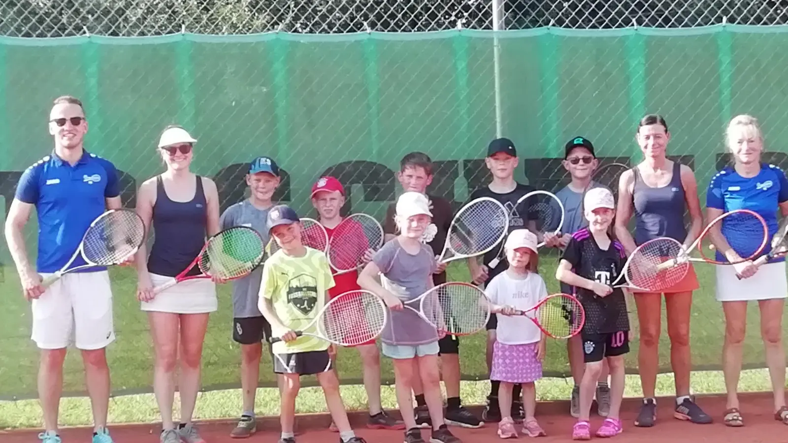 Kinder und Anleiter des Tennisschnuppertrainings 2025 des TC Schmidgaden e.V. - Ferienprogramm der Gemeinde. (Bild: Martin Bauer)