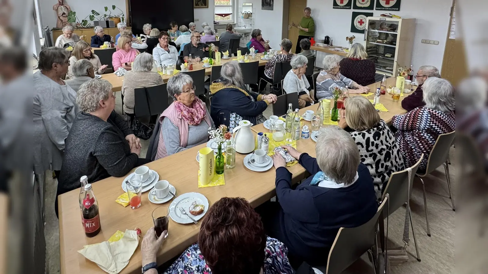Team- und Pflegedienstleitung Heidi Zeus stellt sich, die Ambulante Pflege und die Tagespflege d'Stawoldstubn bei den Gäste des Generation-Gold-Kaffeekranzls der Bereitschaft Erbendorf im BRK vor. (Bild: Sven Lehner)