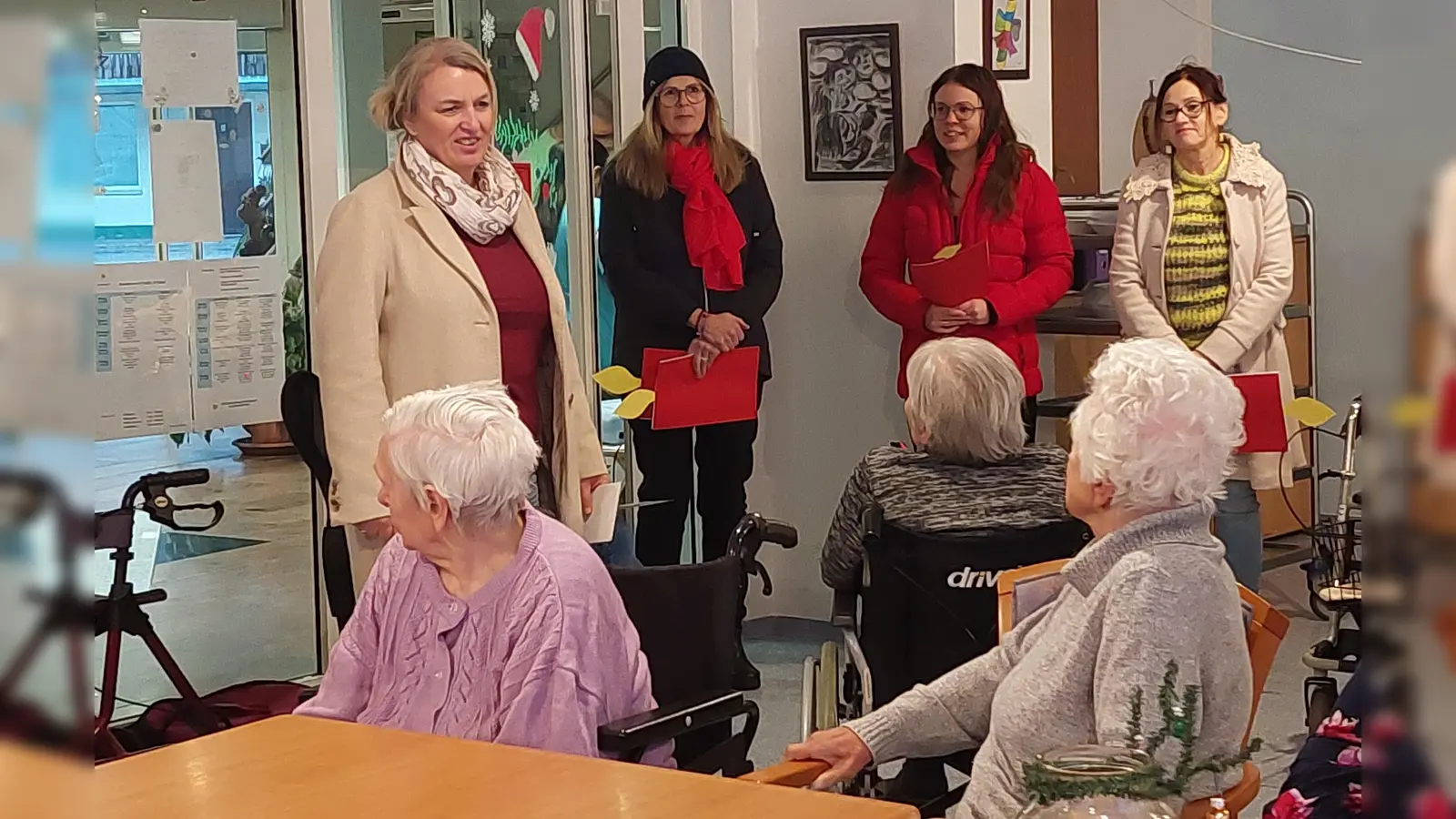 Claudia Wolf, Vivian Woods, Johanna Alt und Barbara Hößl-Bauer (stehend von links) im Gespräch mit Heimbewohnern (Bild: Claudia Wolf)