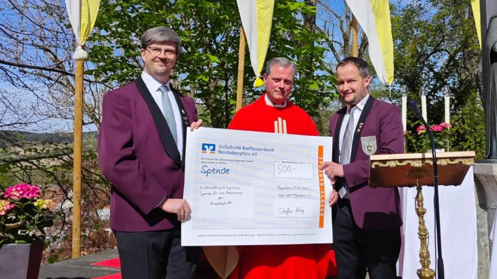 1. Vorsitzender Stefan Weig (rechts) sowie stellvertretender Chorleiter Holger Scheufler (links) bei der Übergabe der Spende an Pfarrvikar P. Thomas Mühlberger (Bild: Alexander Meier )