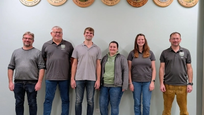 Die Gewinner der Kirwa Preise und der Kirwa Gans zusammen mit Schützenmeister Tobias Beer, der auch zu den Preisträgern gehörte (Bild: Susanne Gschrey)