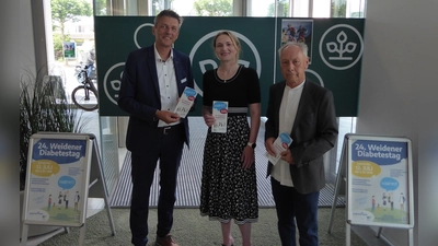 von links: AOK-Direktor Jürgen Spickenreuther, kommisarische Chefärztin Med. Klinik 1 des Klinikuns Weiden Dr. Martina Troppmann und Diabetiker-SHG-Leiter Karl-Heinz Stupka (Bild: Karl-Heinz Stupka)
