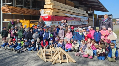 Kinder des Kinderhauses Schirmitz zu Besuch bei Holzbau Koller. (Bild: Helena Andes)