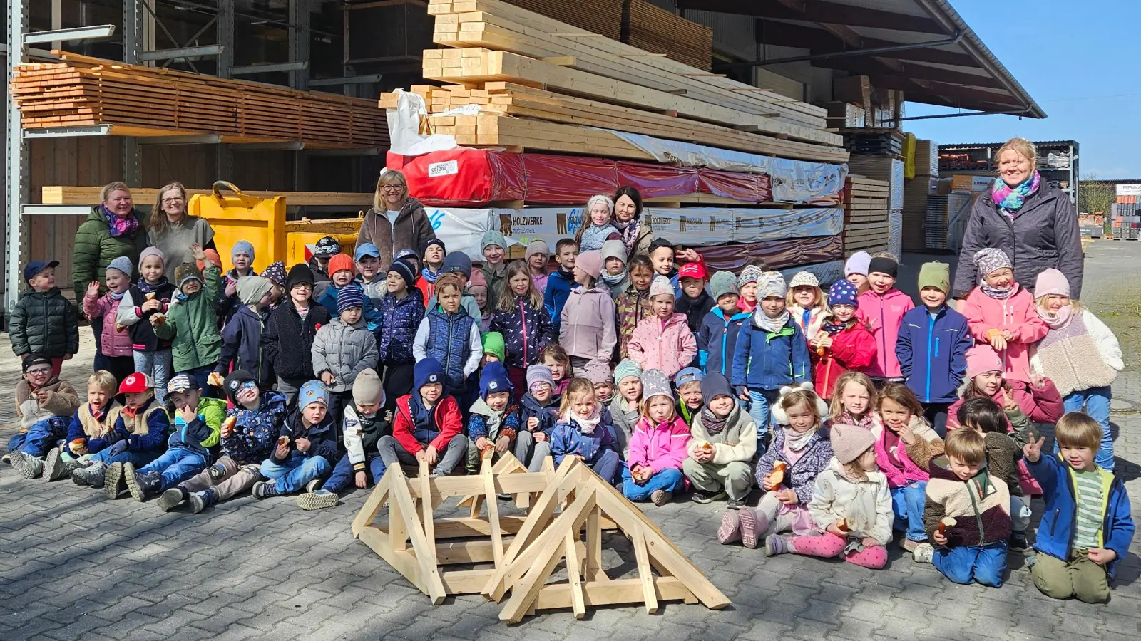Kinder des Kinderhauses Schirmitz zu Besuch bei Holzbau Koller. (Bild: Helena Andes)