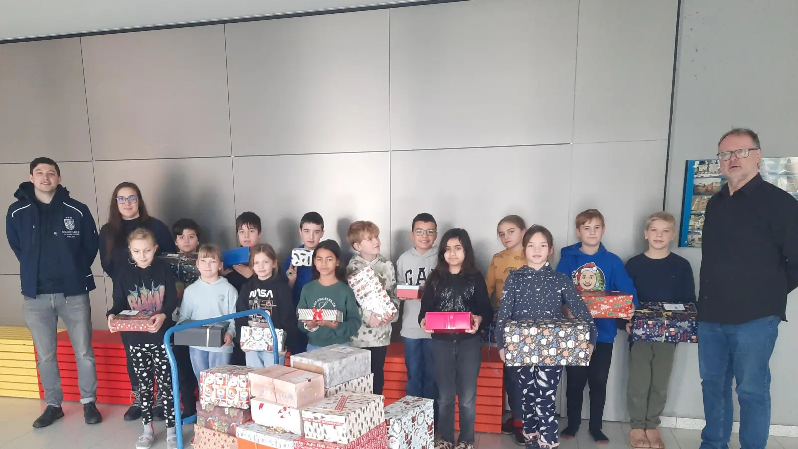 Kinder der MGS überreichen viele Päckchen  (Bild: Michaela Keck-Neidull)