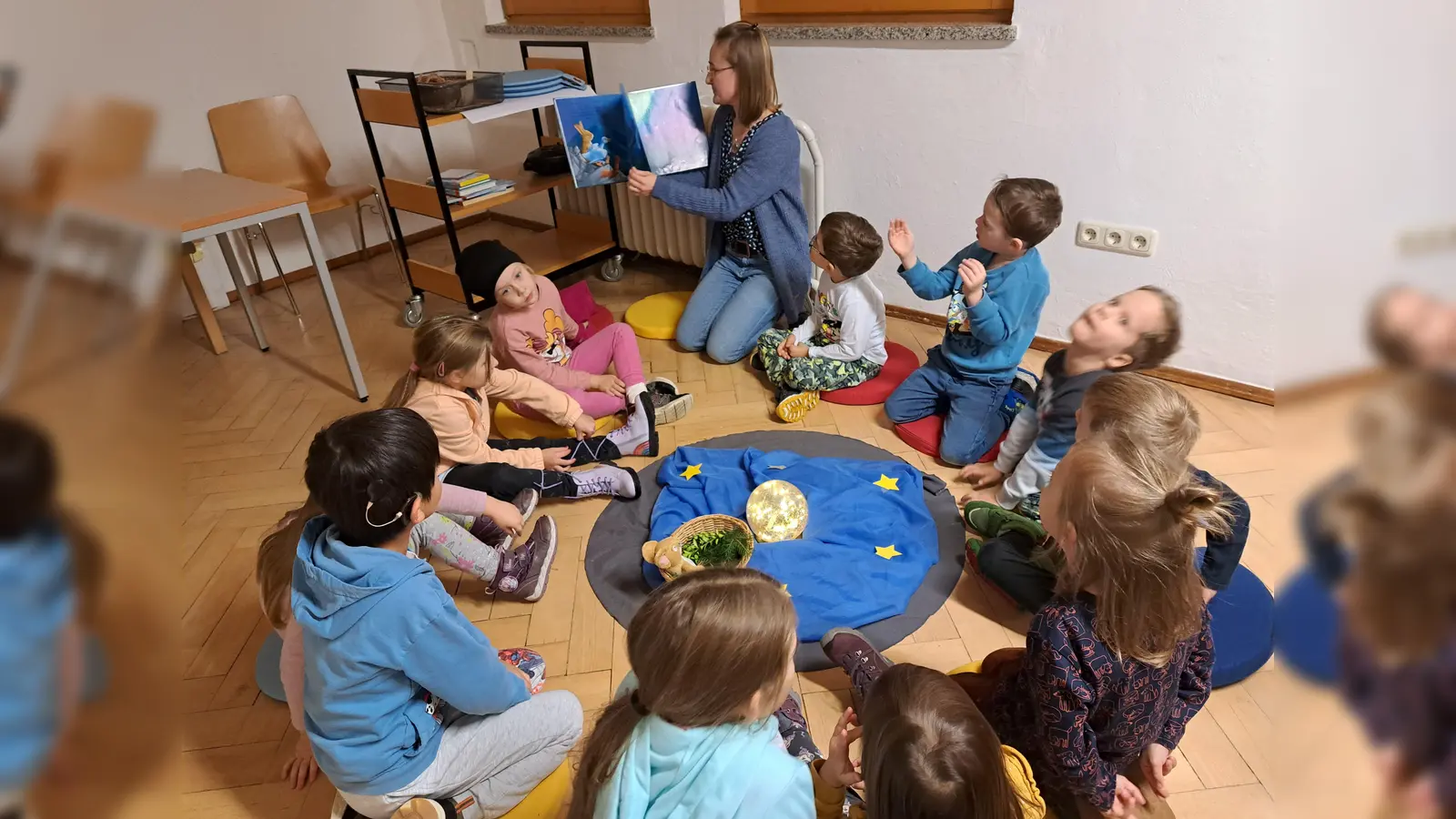 Nadine Schramm und ein Teil der Zuhörer bei der Geschichte 'Die kleine Maus und der Mond' (Bild: Monika Seidel)