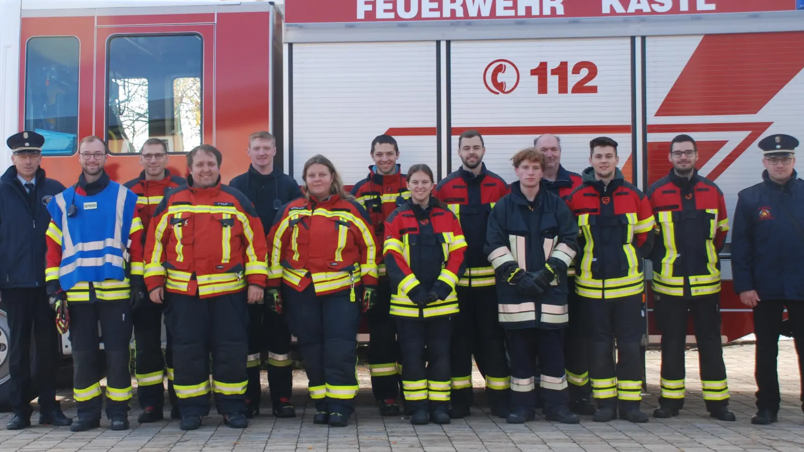Kreisbrandmeister Alois Schindler, die Kommandanten Christoph Dumler, Tobias Rodler, Dominik Kugler (von links), Hans Birkner und Alexander Pühl (von rechts) gratulierten (ab Fünfter von links) Jonas Hautmann, Ann-Kathrin Kugler, Jonas Zeitlmann, Sabrina Murr, Dominik Schiml, Jonas Gailer, Josef Schraml und Florian Schiml. (Bild: cvl)
