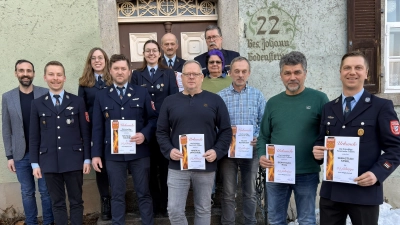 Die Feuerwehr Tröbes zeichnete langjährige und treue Mitglieder aus. Dazu gratulierten Bürgermeister Armin Bulenda, Vorsitzender Jonas Rom (von links) sowie Kreisbrandmeister Thomas Kleber und Kommandant Johann Neuber (oben von rechts). (Bild: Jonas Rom)