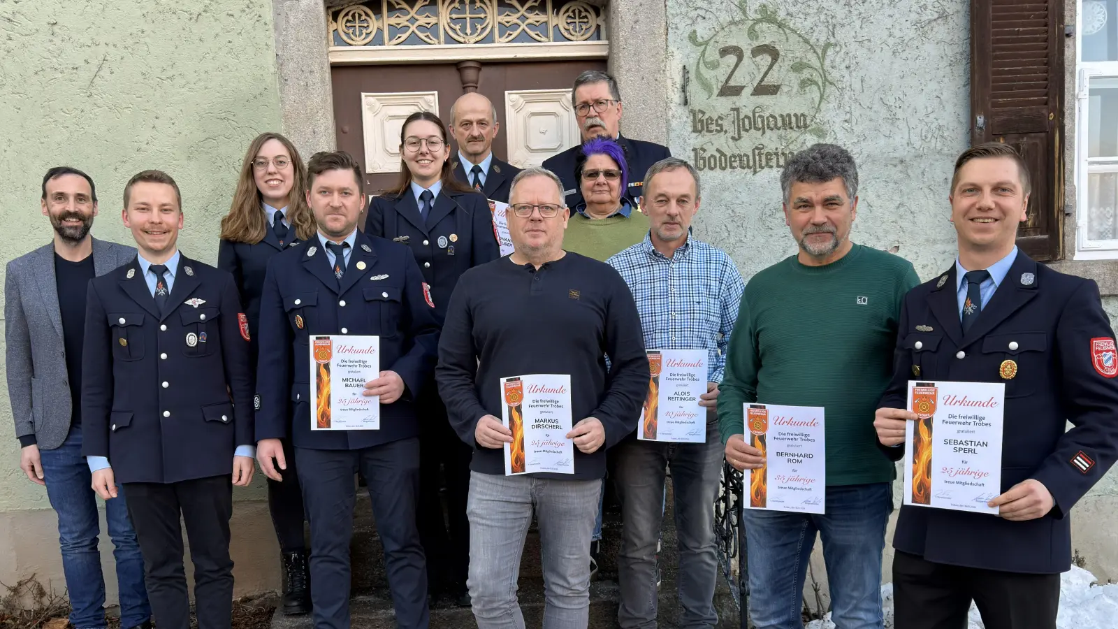 Die Feuerwehr Tröbes zeichnete langjährige und treue Mitglieder aus. Dazu gratulierten Bürgermeister Armin Bulenda, Vorsitzender Jonas Rom (von links) sowie Kreisbrandmeister Thomas Kleber und Kommandant Johann Neuber (oben von rechts). (Bild: Jonas Rom)