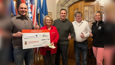 Die Eisbadergruppe mit (von links) Florian Meier, Bürgermeister Marcus Gradl, Kulturbeauftragten Michael König und Alena Caltova übergaben Kinderkrebshilfe-Mitarbeiterin Waltraud Wagner 500 Euro für von Krebs betroffene Familien.  (Bild: Florian Meier)