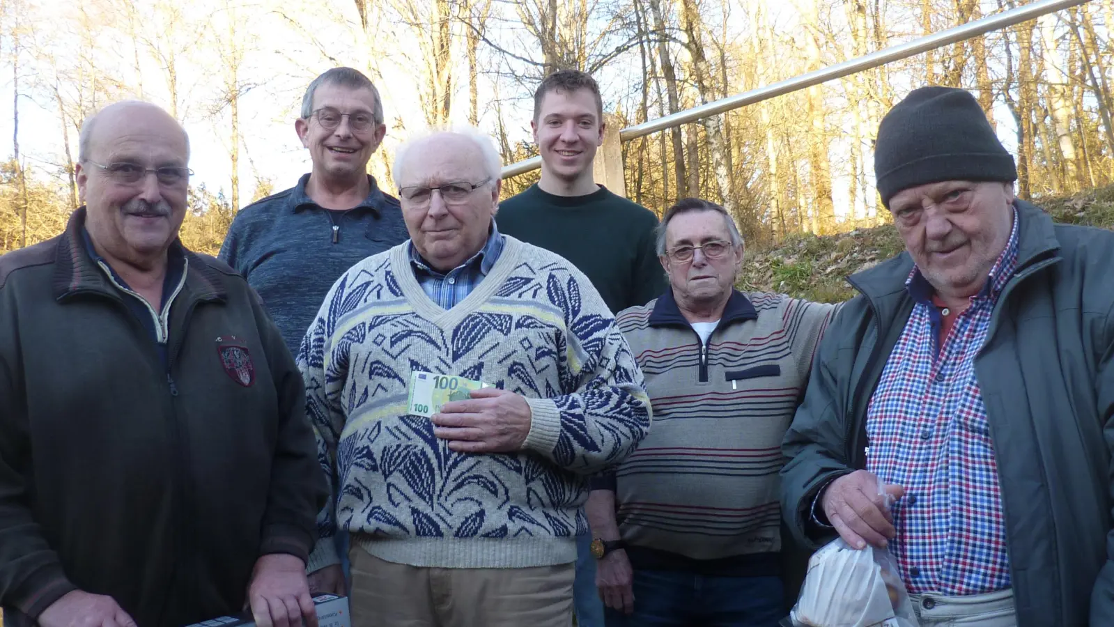 Werner Sollfrank, 2. Vorsitzender des Wandervereins (2. von links), überreichte die Preise an Bernhard Daubner, Hermann Rüger, David Pöllath und Werner Ponnath (von links). Letzter wurde Karl Scharf mit einem Trostpreis (rechts). (Bild: Kurt Scharf)