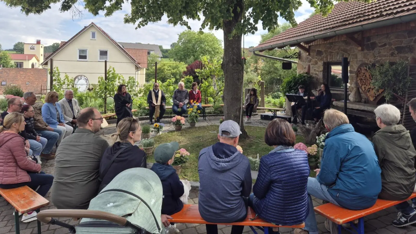 Zahlreiche Paare waren der Einladung zu einem besonderen ökumenischen Gottesdienst für Liebende gefolgt, der unter freiem Himmel stattfand. (Bild: Georg Hirmer)