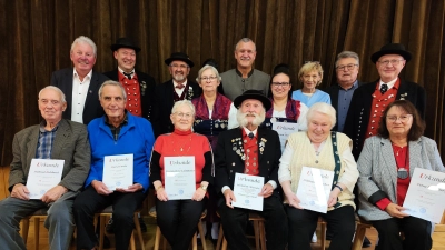 Die Geehrten und die Vorstandschaft. Stehend in zweiter Reihe vierte von links die neue erste Vorsitzende Christa Binner. (Bild: Hans Forster)