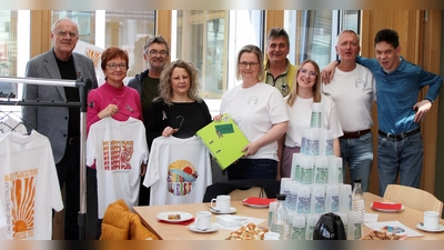 Am „Welt-Autismus-Tag“ machte sich Bezirkstags-Vizepräsident Lothar Höher (l.) ein Bild von der Arbeit in der Förderstätte des Heilpädagogischen Zentrums (HPZ) Irchenrieth, vertreten durch stellvertretende Vorstandsvorsitzende Brigitte Krause (2. v. l.), den Aufsichtsratsmitgliedern Dieter Wettinger (3. v. l.), Max-Hohlrüther (4. v. r.) und Förderstätten-Leiter Thomas Fritsch (2. v. r.). Die Leiterinnen der Autismus-Gruppen, Susanne Sindersberger (Mitte) und Alexandra Thiel (3. v. r.) erhielten zudem von Nicole Schatz (4. v. l.) von der „Familienbande“ der Kolpingsfamilie Pfreimd eine Spende in Höhe von 500 Euro, die für die Aktion „Autism awarness“ zur 60-Jahr-Feier des HPZ Irchenrieth Anfang Juli verwendet wird (Bild: Stephan Landgraf)